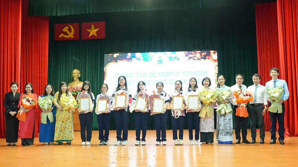 Vietnam Group presents scholarships to students of Tran Dai Gia Secondary School in Ho Chi Minh City
